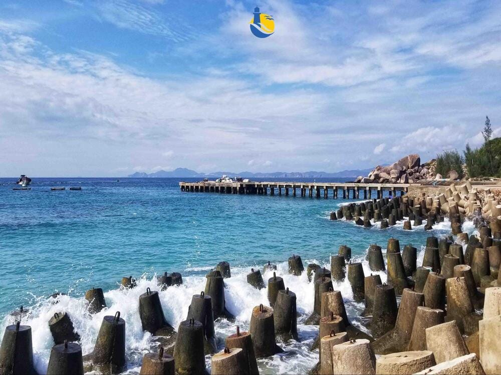 Ngồi ngắm sóng vỗ rì rào và tận hưởng không khí khoáng đạt của biển cả là trải nghiệm khó quên với bất cứ ai